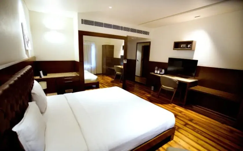 Hotel De Nada - Image 1