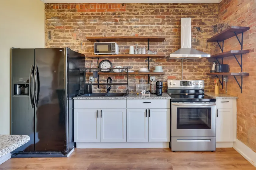 Shop, Dine & Unwind at Historic Dtwn Marshall Apt - Image 1