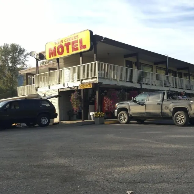 Twin Creeks Motel - Image 1