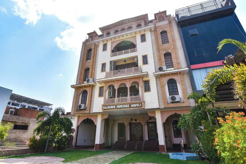 FabHotel Prime Vanshil Heritage - Image 1
