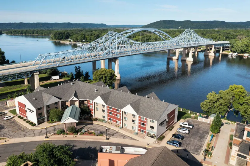 Courtyard La Crosse Downtown/Mississippi Riverfront - Image 1