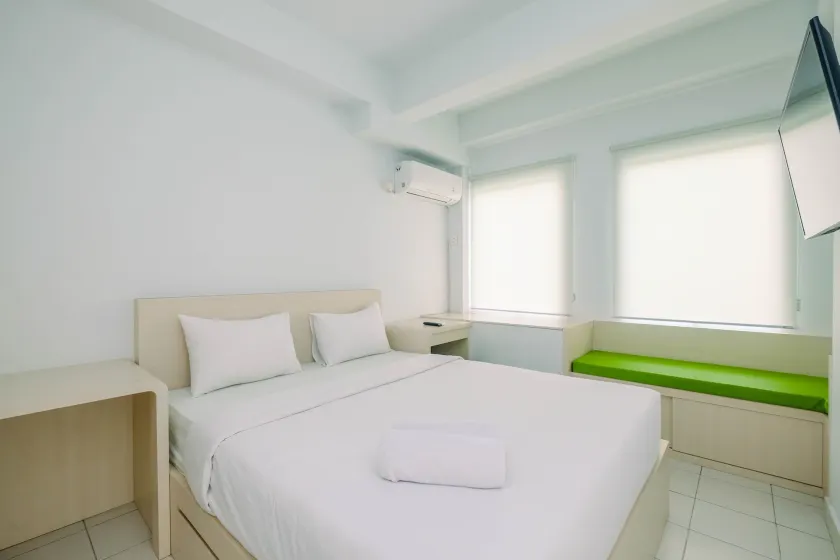 Comfy and Minimalist 1BR Patraland Urbano Apartment near Bekasi Station By Travelio - Image 1