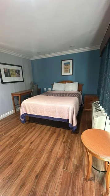 Driftwood Motel - Image 1