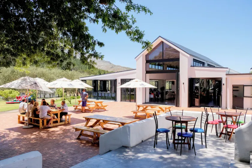 Houw Hoek Hotel - Image 1