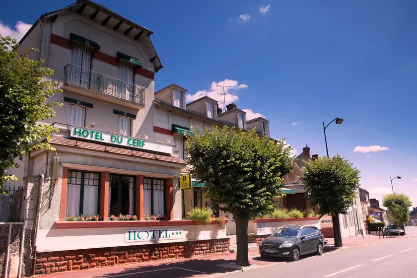 Logis Hotel Le Cerf - Image 1