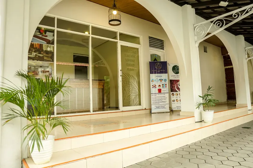 Airlangga Hotel - Interior entrance