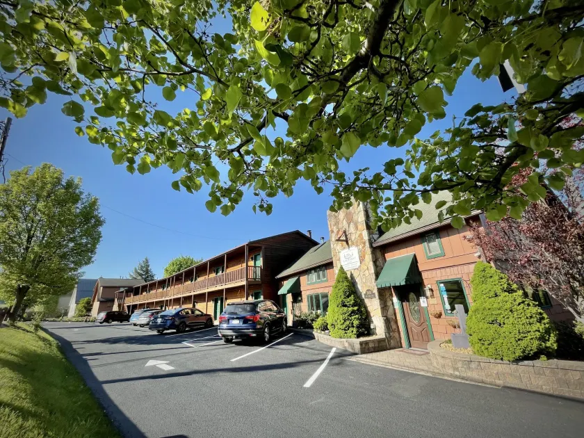 LakeFront Lodge - Image 1