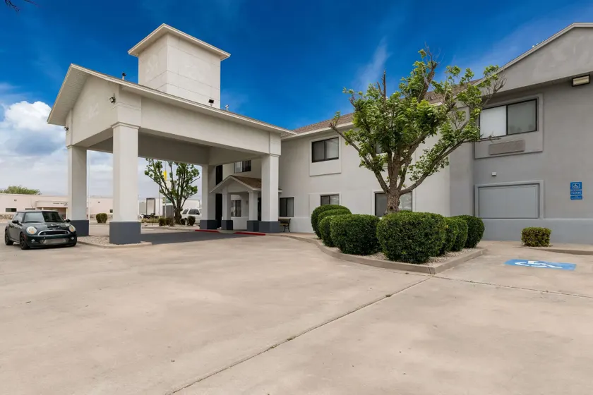Quality Inn & Suites Artesia - Image 1