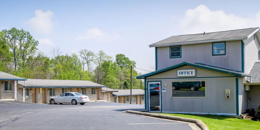 Economy Inn of Bloomington - Image 1