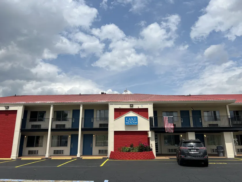 LAKE INN - Image 1