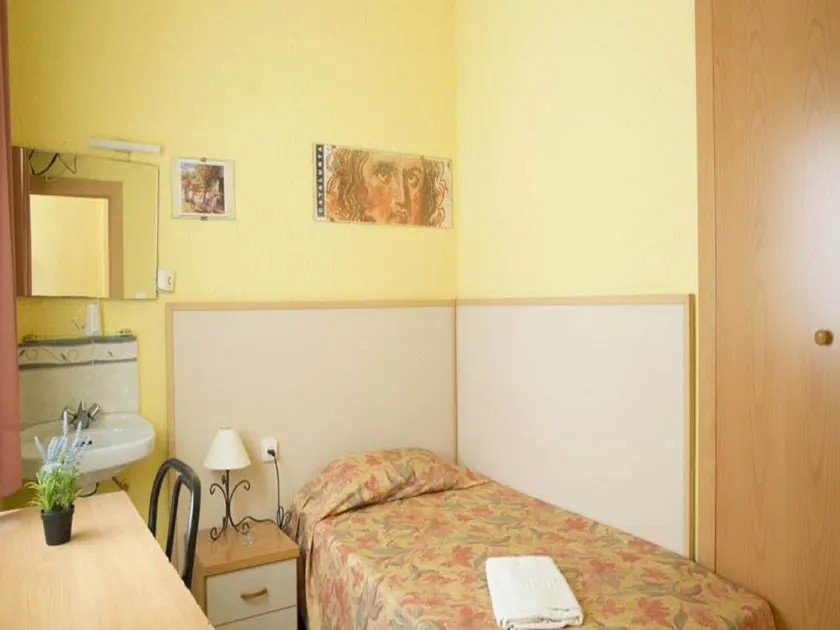 Hostal Alhambra Tarragona - Image 1
