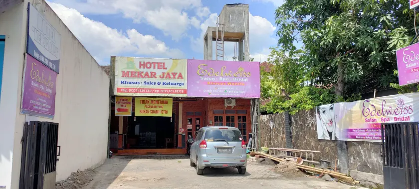 Hotel Keluarga Mekar Jaya Syariah Near UNS Solo - Image 1