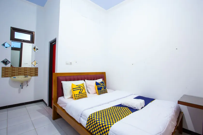 RedDoorz near Alun Alun Wonosobo 2 - Image 1