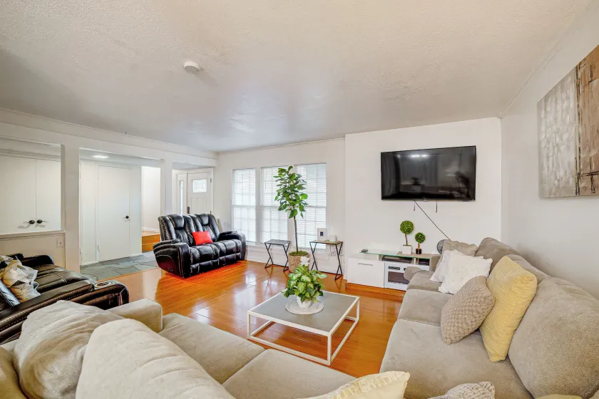 "Celeste" Stunning 5 bd, 2 ba home in Riverside on Celeste Dr - Image 1