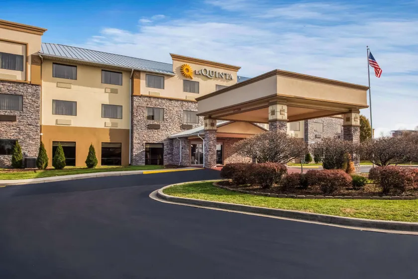 La Quinta Inn & Suites by Wyndham Fairborn Wright-Patterson - Image 1