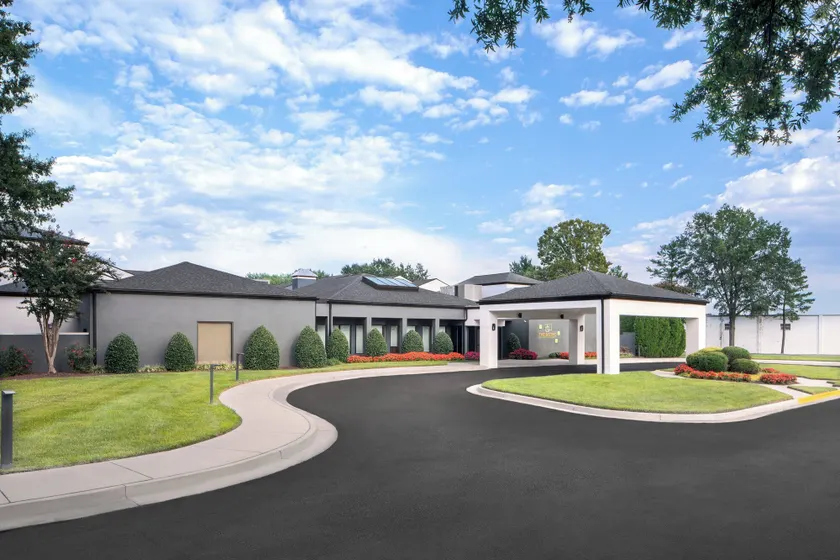 Courtyard by Marriott Richmond West - Image 1