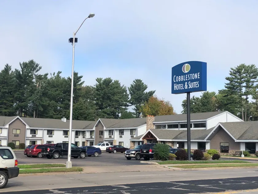 Cobblestone Hotel & Suites - Wisconsin Rapids - Image 1