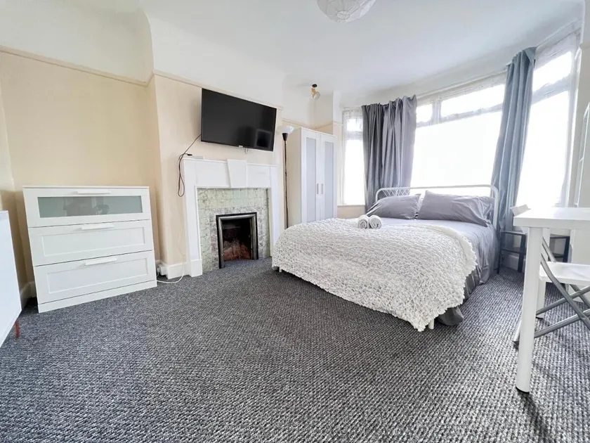 Shirley House 4, Guest House, Fully Equipped Kitchen with Fridge, Washer, Dryer, Self Catering, Self Check in, Great for Contractors, 5 min to BAT, 20 min to Fawley Refinery, close to Southampton Central, Ideal for Longer Stays - Zimmer