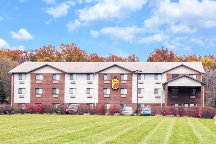 Super 8 by Wyndham Richfield Cleveland - Image 1