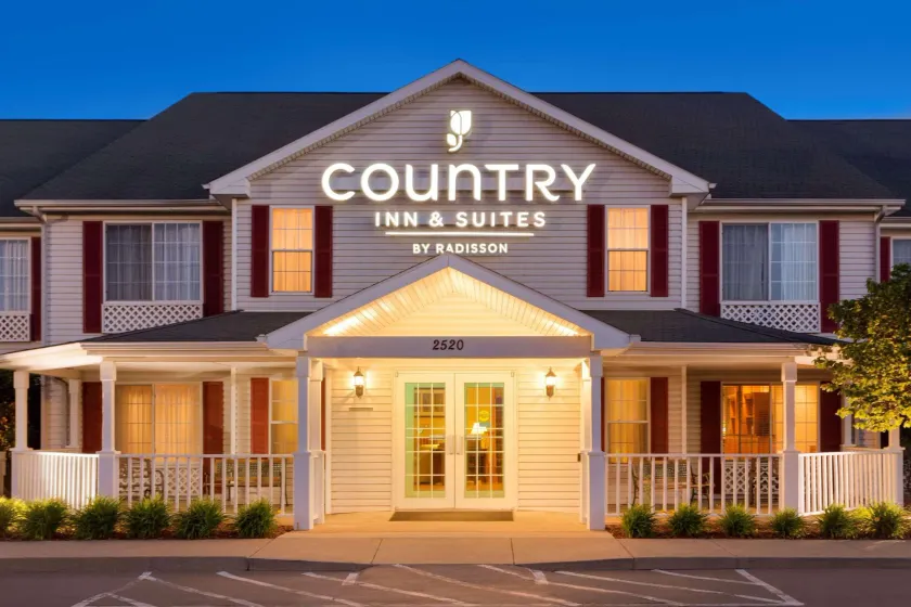 Country Inn & Suites by Radisson, Nevada, MO - Image 1