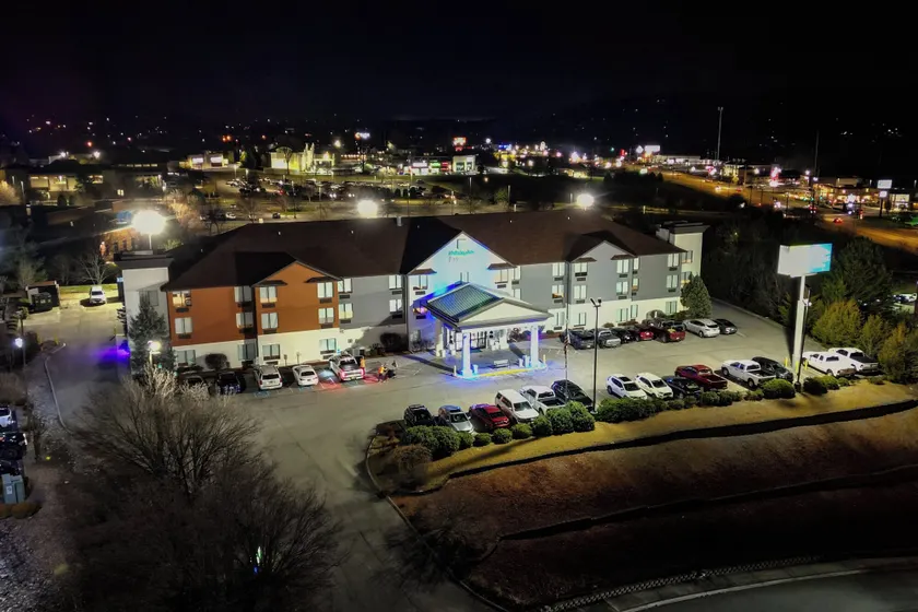Holiday Inn Express Hotel & Suites Knoxville-North-I-75 Exit 112 by IHG - Image 1
