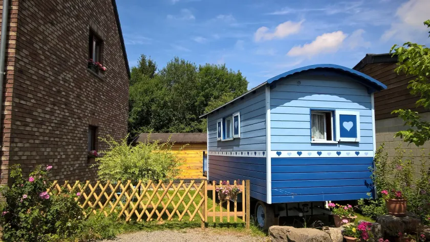 Gemütlicher kleiner blauer Wohnwagen in Scy Belgique - Image 1