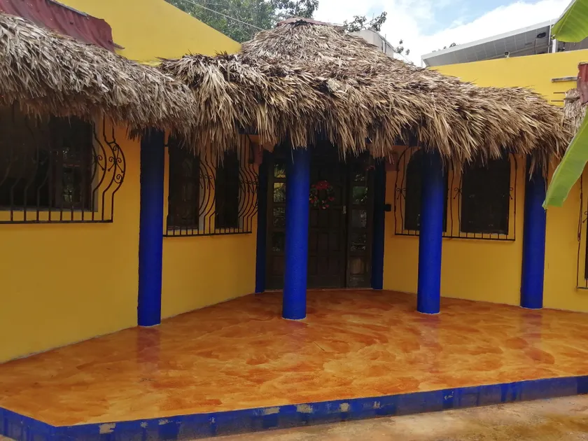 La casa de piedra y colores en Chichén Itzá - Image 1