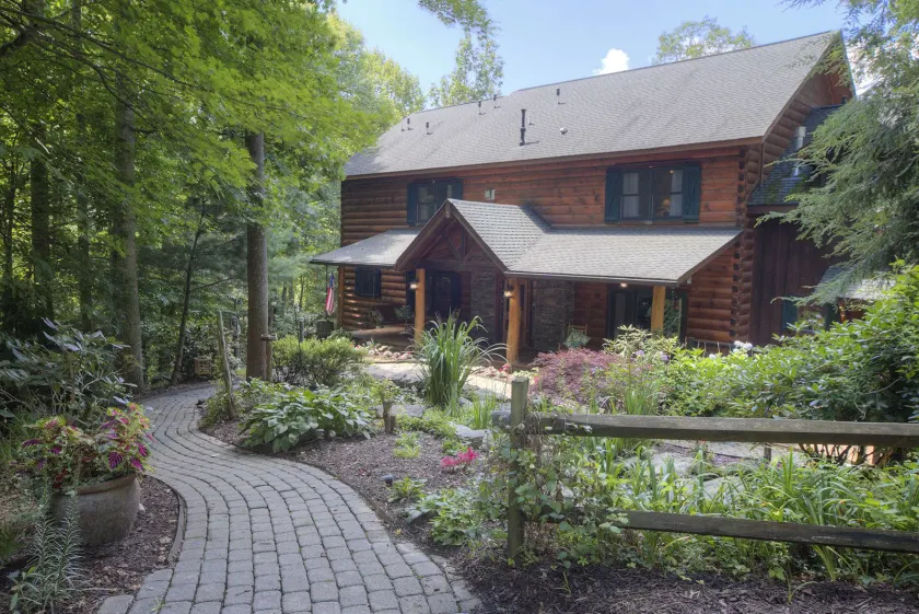 Lazy Bear Lodge - Image 1
