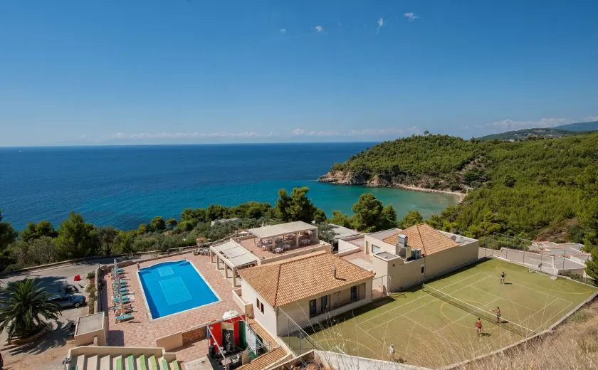 Alonissos Beach Bungalows And Suites Hotel - Image 1