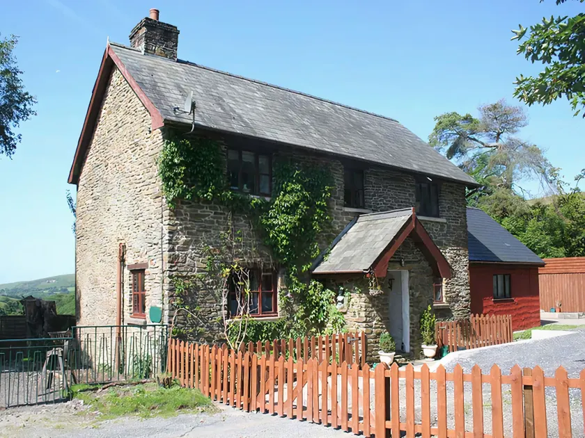 Barn Cottage - Farm Park Stay with Hot Tub - Image 1