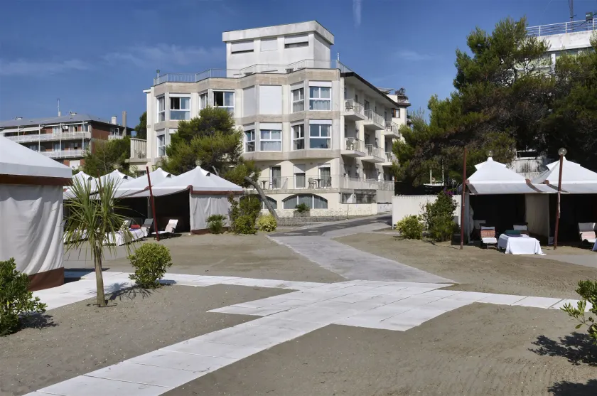 Hotel Petit Palais - Image 1