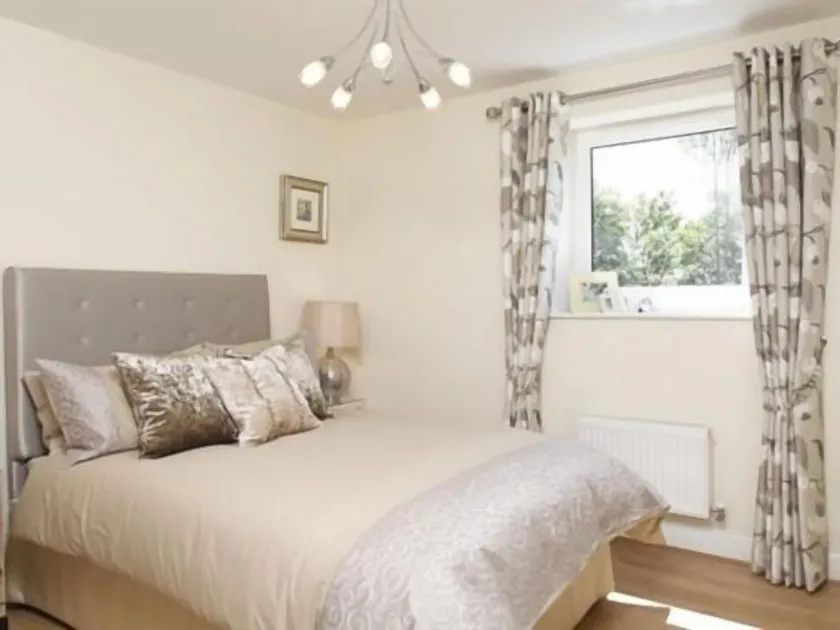 Apple House Guesthouse Heathrow Airport - Image 1