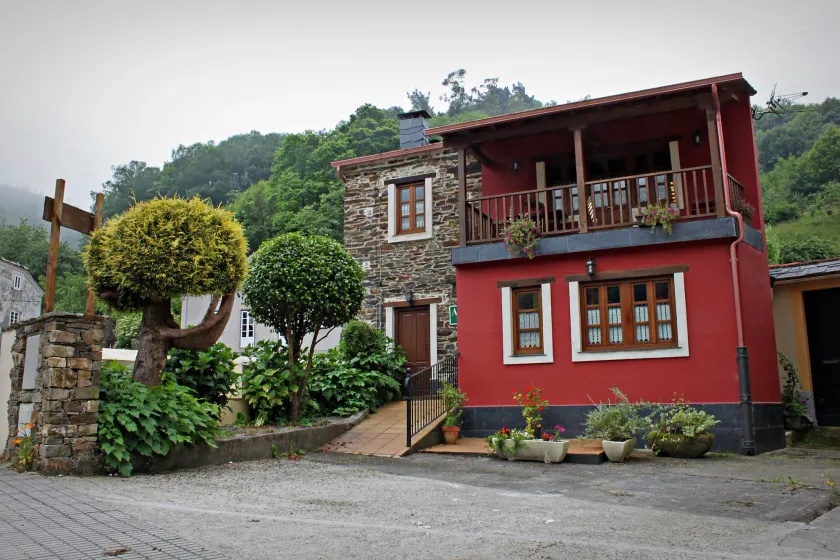 Apartamentos El Llago - Image 1