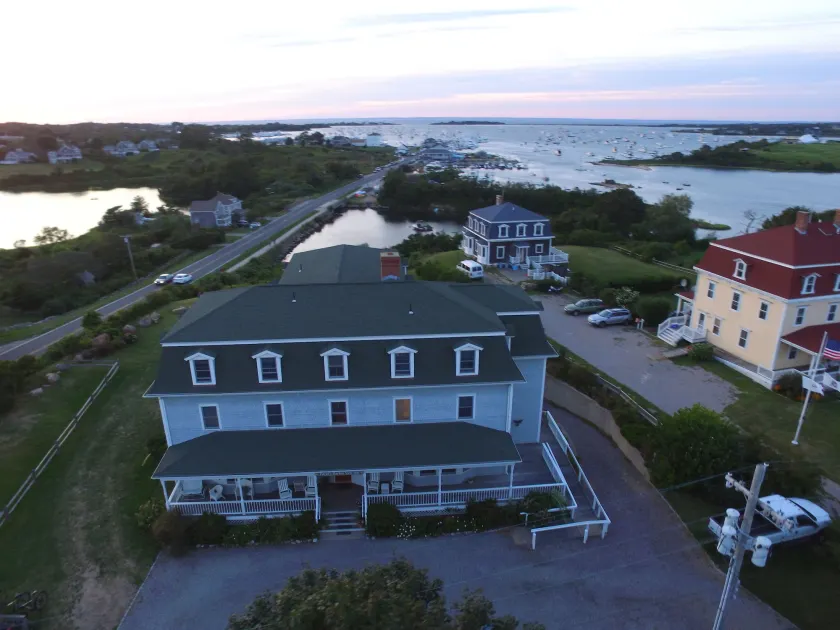 Payne's Harbor View Inn - Image 1