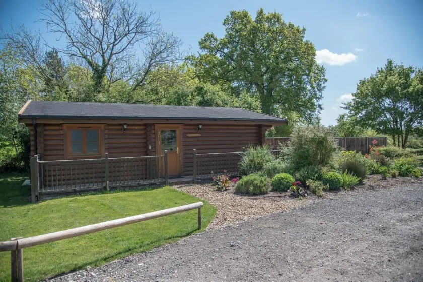 Willow Lodge With Hot Tub, Kingfishers - Image 1