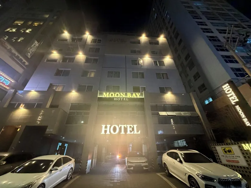 Moonbay Hotel - Image 1