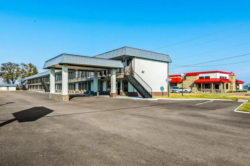 Americas Best Value Inn-Indianola - Image 1