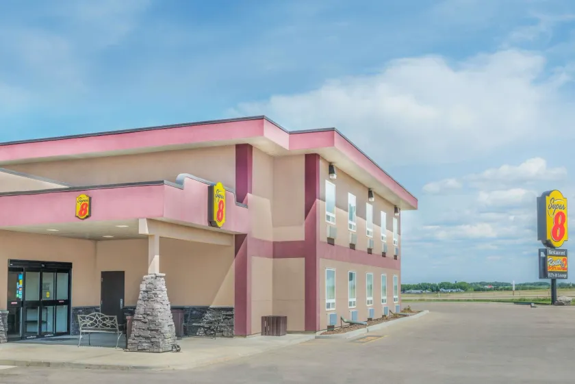 Super 8 by Wyndham Innisfail - Image 1