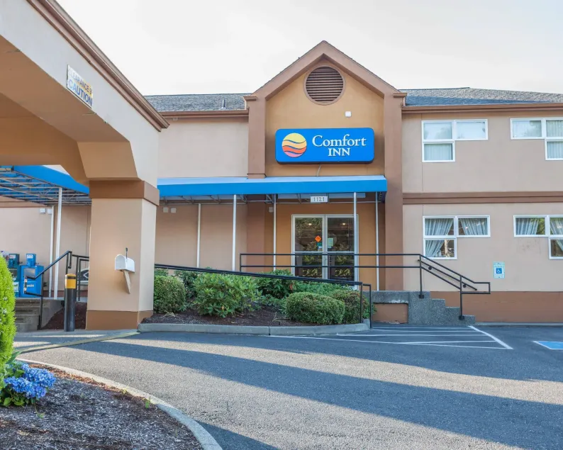 Comfort Inn On the Bay - Image 1