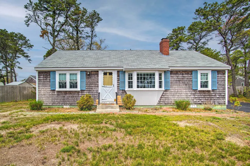 Traditional Cape Cod Cottage: Walk to Beach! - Image 1