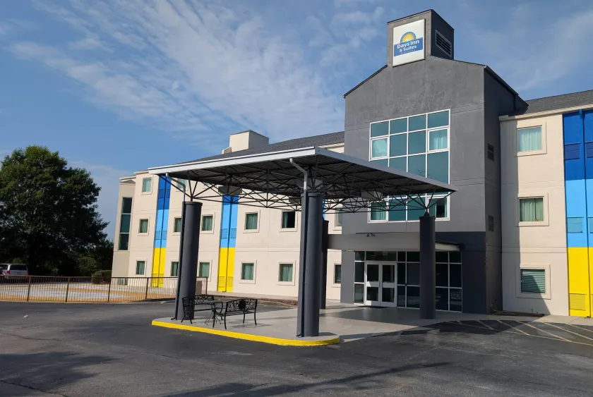 Days Inn & Suites by Wyndham Augusta Near Fort Eisenhower - Image 1