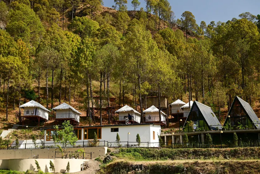 Paradise Pool Resort - Image 1