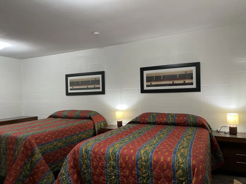 Driftwood Inn and Lodge by the lake - Image 1