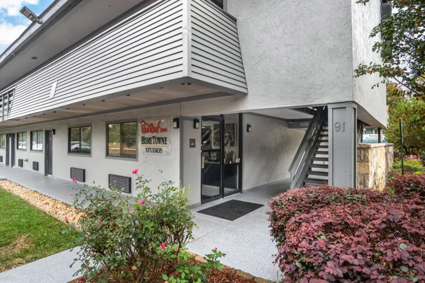 HomeTowne Studios by Red Roof Greenville - Image 1