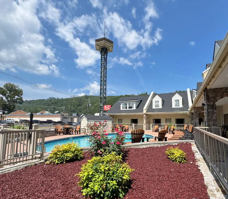 Econo Lodge Inn & Suites Gatlinburg at the Convention Center - Image 1