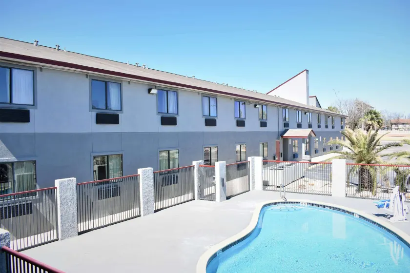 Super 8 by Wyndham New Braunfels I-35 - Image 1