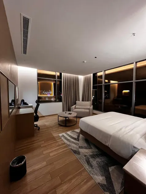 Elegant Hotel - Image 1