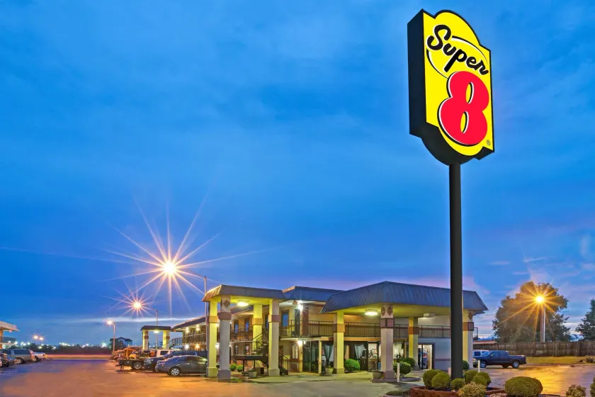 Super 8 by Wyndham Shawnee - Image 1
