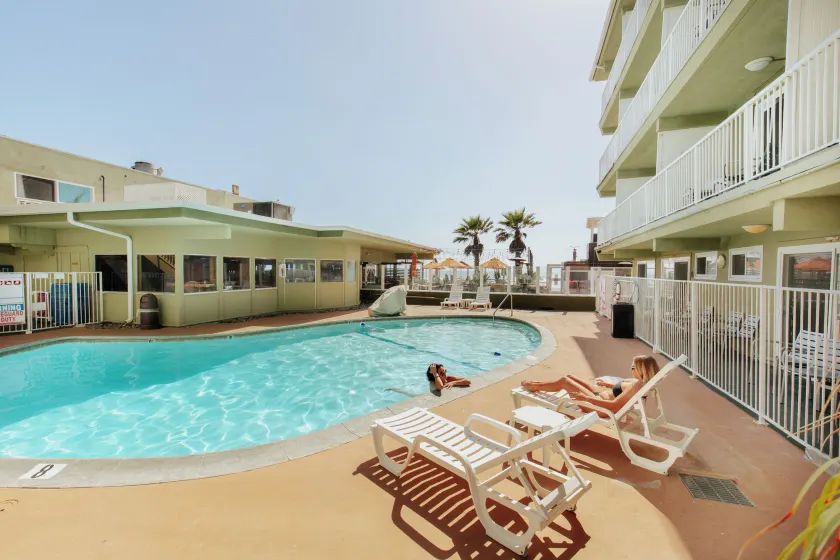 Surfer Beach Hotel - Image 1