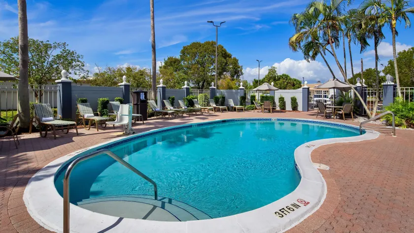 Best Western Fort Myers Inn and Suites - Image 1